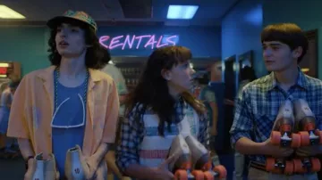Camisa naranja Quiksilver usada por Mike Wheeler (Finn Wolfhard) como se ve en el vestuario de Stranger Things (Temporada 4 Episodio 2)