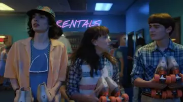 Camisa naranja Quiksilver usada por Mike Wheeler (Finn Wolfhard) como se ve en el vestuario de Stranger Things (Temporada 4 Episodio 2)