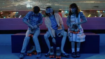 Pantalones cortos plisados Quiksilver en gris usados por Mike Wheeler (Finn Wolfhard) como se ve en Stranger Things (S04E02)