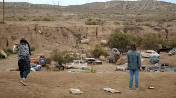 Pantalones estampados quiksilver negros usados por Argyle (Eduardo Franco) como se ve en Stranger Things (S04E02)