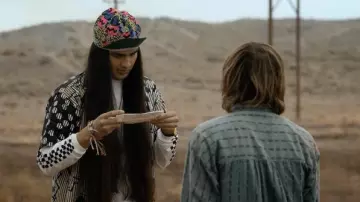 T-shirt à manches longues à carreaux Quiksilver en blanc porté par Argyle (Eduardo Franco) comme on le voit dans les tenues de la série télévisée Stranger Things (S04E02)