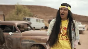 Camiseta Quiksilver Surfer Boy Pizza en amarillo usada por Argyle (Eduardo Franco) como se ve en Stranger Things (S04E05)