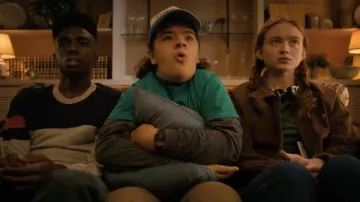 Universal Thread Striped Long Sleeve Slim Fit Tib Camiseta en verde usada por Max Mayfield (Sadie Sink) como se ve en Stranger Things (S04E07)