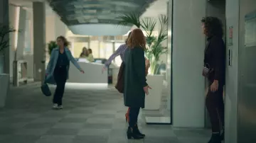 Les bottines fendues sur le coté de Valeria (Diana Gómez) dans la série Valeria (Saison 2 Episode 1)