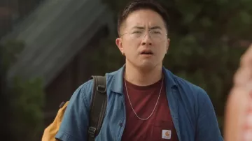 T-shirt Carhartt Burgundy porté par Howie (Bowen Yang) dans le film Fire Island