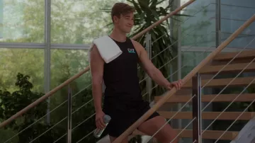 Débardeur noir Emporio Armani porté par Dex (Zane Phillips) vu dans Fire Island