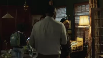 Mochila verde Fjallraven usada por Norah Samuels (Leah Jeffries) como se ve en Beast