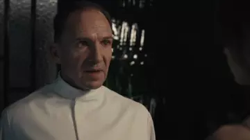 Chaqueta blanca de chef Work usada por el chef Slowik (Ralph Fiennes) como se ve en The Menu