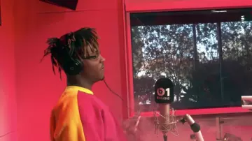 Le sweatshirt rouge et jaune Celine porté par Juice Wrld dans son clip Fire In The Booth