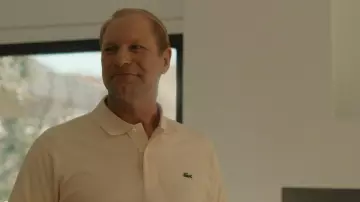 Polo Lacoste porté par Gerald Ford (Aaron Eckhart) tel que vu dans les tenues de la série télévisée The First Lady (Saison 1 Episode 8)