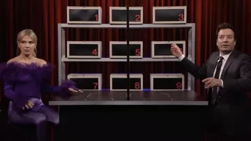 Raisa Vanessa Knit Purple off shoulder top con detalles de plumas usados por Millie Bobby Brown en The Tonight Show Starring Jimmy Fallon