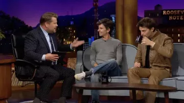Zapatillas Veja en blanco usadas por Tig Notaro como se ve en The Late Late Show with James Corden el 7 de junio de 2022