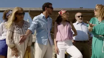 La camisa azul de Lacoste usada por Jean (Vincent Dedienne) en la película I Love Greece