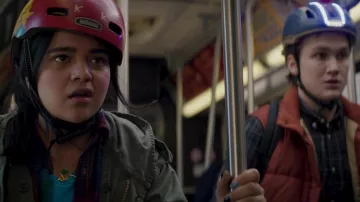 Casco de bicicleta Nutcase usado por Kamala Khan (Iman Vellani) en Ms. Marvel (Temporada 1 Episodio 1)