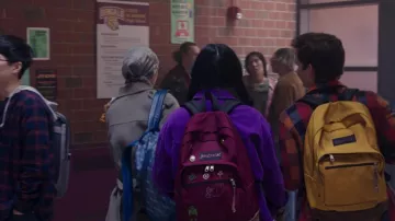 Mochila JanSport Right Pack usada por Kamala Khan (Iman Vellani) como se ve en los atuendos de la serie de televisión Ms. Marvel (Temporada 1 Episodio 1)