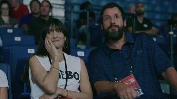 Camisa polo a rayas under Armour usada por Stanley Sugerman (Adam Sandler) como se ve en los atuendos de las películas hustle