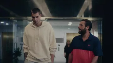 Under Armour Mink y blue Color Block polo usado por Stanley Sugerman (Adam Sandler) como se ve en Hustle