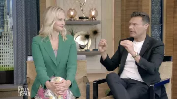 Carolina Herrera Tailored Crepe Blazer Jacket en vert d’Alexandra Wentworth en LIVE avec Kelly et Ryan