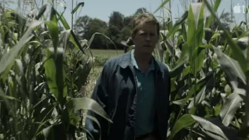 Chaqueta harrington azul marino usada por Brian Miller (Greg Kinnear) en el vestuario de la serie Black Bird Tv (Temporada 1)
