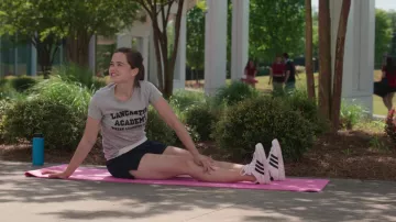 Baskets Adidas White portées par Juliette Fairmont (Sarah Catherine Hook) comme on le voit dans la série télévisée First Kill (Saison 1 Episode 1)