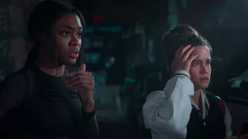 Wolford x Adidas Black LOng Sleeve Crop Top porté par Calliope (Imani Lewis) comme on le voit dans les tenues de la série télévisée First Kill (saison 1 épisode 4)