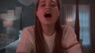 French Connection Short Sleeve Cable Sweater en blanco usado por Juliette (Sarah Catherine Hook) como se ve en la serie de televisión First Kill (Temporada 1)