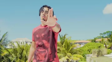 Le t-shirt Givenchy Rottweiler en rouge de Lazer dans le clip Elle m'a vu de MMZ 