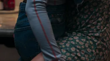 Levi’s Denim Pants porté par Calliope Burns (Imani Lewis) comme on le voit dans les tenues de la série télévisée First Kill Saison 1 Episode 1)