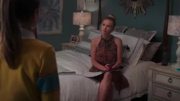 A.L.C. Kaplan Halter Robe portée par Elinor (Gracie Dzienny) telle que vue dans les tenues de la série télévisée First Kill (saison 1 épisode 2)