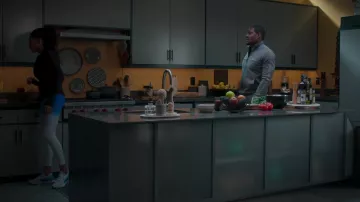 Baskets Nike Air Zoom Vomero portées par Talia (Aubin Wise) telles que vues dans les tenues de la série télévisée First Kill (saison 1 épisode 3)