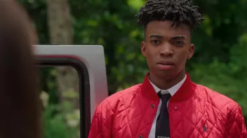 Ralph Lauren Water-Repellent Quilted Jacket en rouge porté par Ben Wheeler (Jonas Dylan Allen) comme vu dans la série télévisée First Kill (Saison 1 Episode 3)