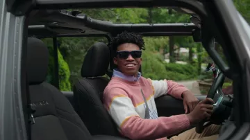 Lunettes de soleil Ray-Ban Inverness portées par Ben Wheeler (Jonas Dylan Allen) telles que vues dans la garde-robe de la série télévisée First Kill (saison 1 épisode 1)