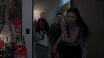 Gilet BDG Airtech Halterneck porté par Calliope Burns (Imani Lewis) tel que vu dans les tenues de la série télévisée First Kill (S01E08)