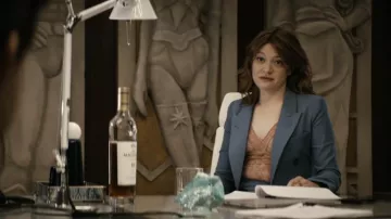 Smythe Not A DB Blazer en bleu porté par Ashley Barrett (Colby Minifie) vu dans la série télévisée The Boys (S03E04)