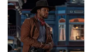 Veste brown Coat portée par Nat Love (Jonathan Majors) dans la garde-robe du film The They Fall