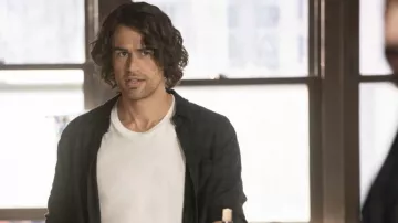 Camisa Rails Lennox en negro carbón usada por Henry DeTamble (Theo James) como se ve en The Time Traveler's Wife (S01E04)