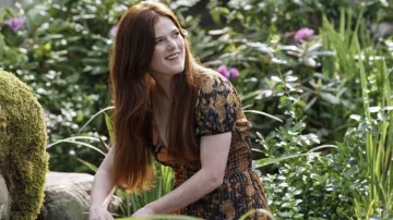 El vestido corto estampado negro y naranja de Kooples usado por Clare Abshire (Rose Leslie) como se ve en los atuendos de la serie de televisión The Time Traveler's Wife (Temporada 1 Episodio 4)