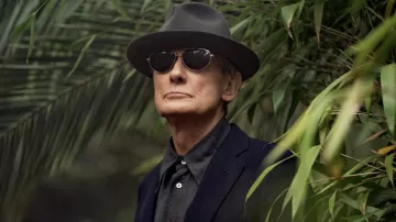 Gafas de sol Paul Smith Drake 61MM Navigator usadas por Thomas Newton (Bill Nighy) como se ve en los trajes de la serie de televisión The Man Who Fell to Earth (Temporada 1)