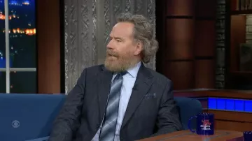 Cravate bleue rayée portée par Bryan Cranston dans The Late Show with Stephen Colbert le 13 juin 2022