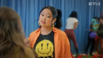 T-shirt Melting Smiley Face porté par Erika Vu (Lana Condor) vu dans la série télévisée Boo, Bitch (saison 1)
