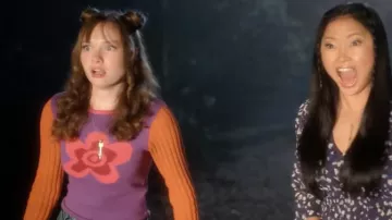 Pull imprimé Unif Flower porté par Emma (Madison Thompson) vu dans la garde-robe de Boo, Bitch TV show (Saison 1)