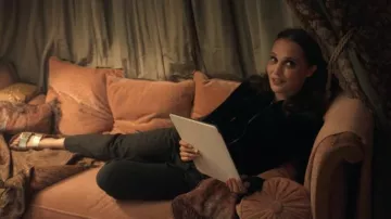 Deslizadores con hebilla metálica Birkenstock usados por Mira (Alicia Vikander) como se ve en la serie de televisión Irma Vep (S01E02)