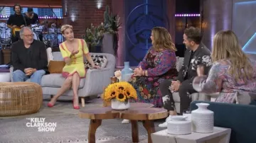 Prabal Gurung Cravate rose jaune et robe midi teintée portée par Leslie Bibb dans The Kelly Clarkson Show le 14 juin 2022