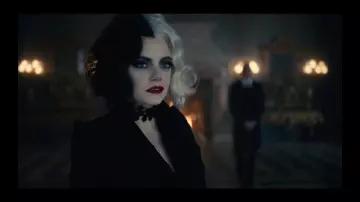 Le rouge à lèvre rouge foncé porté par Estella / Cruella (Emma Stone) dans le film Cruella