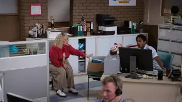 Botas blancas usadas por Amily Luck (Melissa McCarthy) como se ve en los atuendos de la serie de televisión God's Favorite Idiot (Temporada 1 Episodio 1)