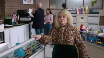Camisa de blusa floral usada por Amily Luck (Melissa McCarthy) como se ve en God's Favorite Idiot (S01E03)