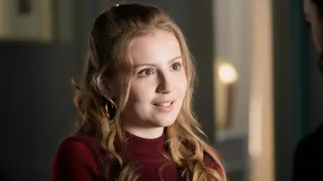 Rag & Bone Dean Mock Neck Sweater en rojo usado por Lake Meriwether (Bebe Wood) como se ve en Love, Victor (S03E01)