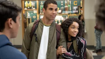 BCBGMaxAzria "Nathan" Chaqueta de recorte impresa negra usada por Mia Brooks (Rachel Hilson) como se ve en Love, Victor (S03E02)