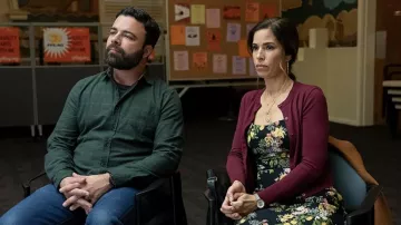 Reformación Dominique Vestido Floral usado por Isabel Salazar (Ana Ortiz) como se ve en Love, Victor wardrobe (Temporada 3 Episodio 2)