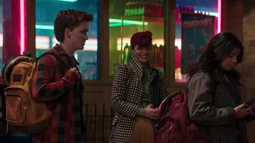 Mochila JanSport usada por Bruno Carrelli (Matt Lintz) como se ve en los atuendos de la serie de televisión Ms. Marvel (Temporada 1 Episodio 2)